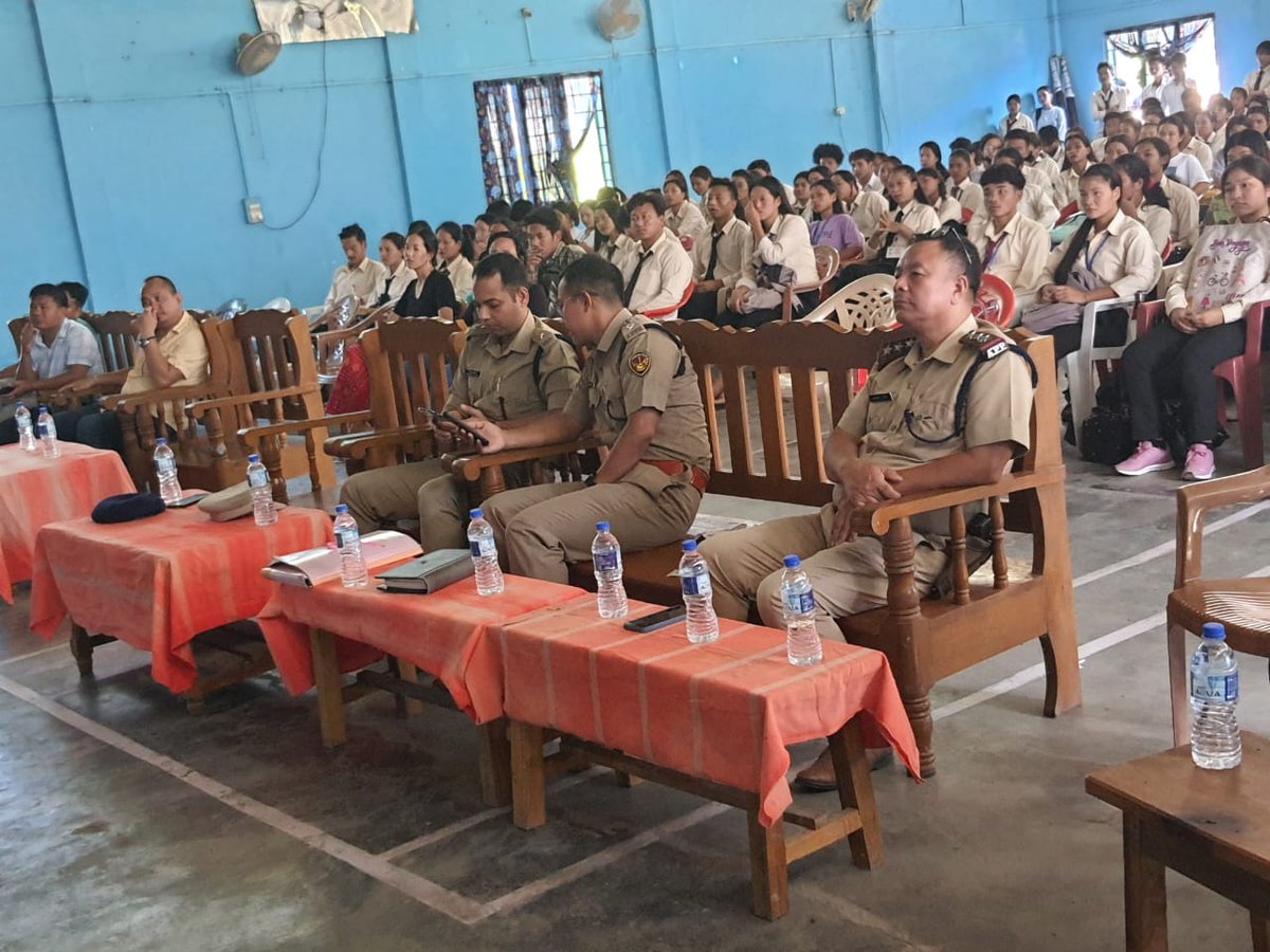SpAalo's tweet photo. Reaching out to our student friends on drug awareness, cyber crime, law, justice system, josh talk. West Siang Police in collaboration with Shri Tumme  Amo, IPS     Shri Kennedy Bagra Shri Abhimanyu Poswal, IPS https://t.co/gsNLo1t15P