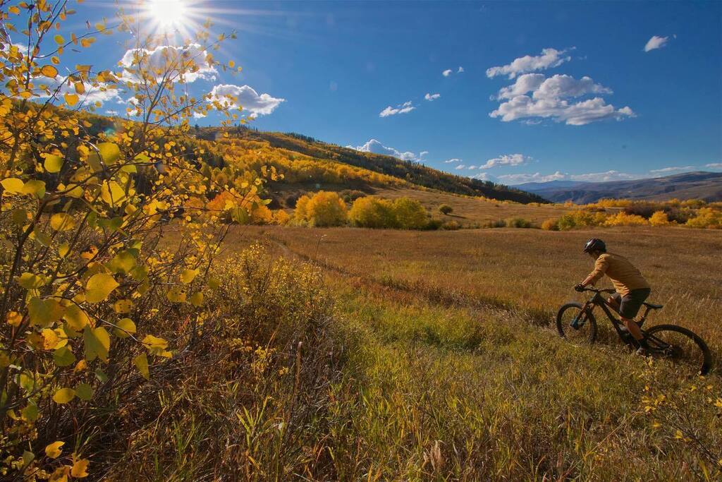thepowdermonk's tweet photo. Fall flannel feels.
Everkrisp Trail.
#RideMoreGreatDays
.
.
.
#PEARLiZUMi #cycling #mtb #ridefromhome #onelesscar #ridemoredomore #optoutside #mtblife #whyiride #coloradogram #coloradolive #vvmta #vaillive #venturesports #singletrack #yeticycles #pearliz… https://t.co/j3bKKHgZWu https://t.co/QZfb9mjAEk