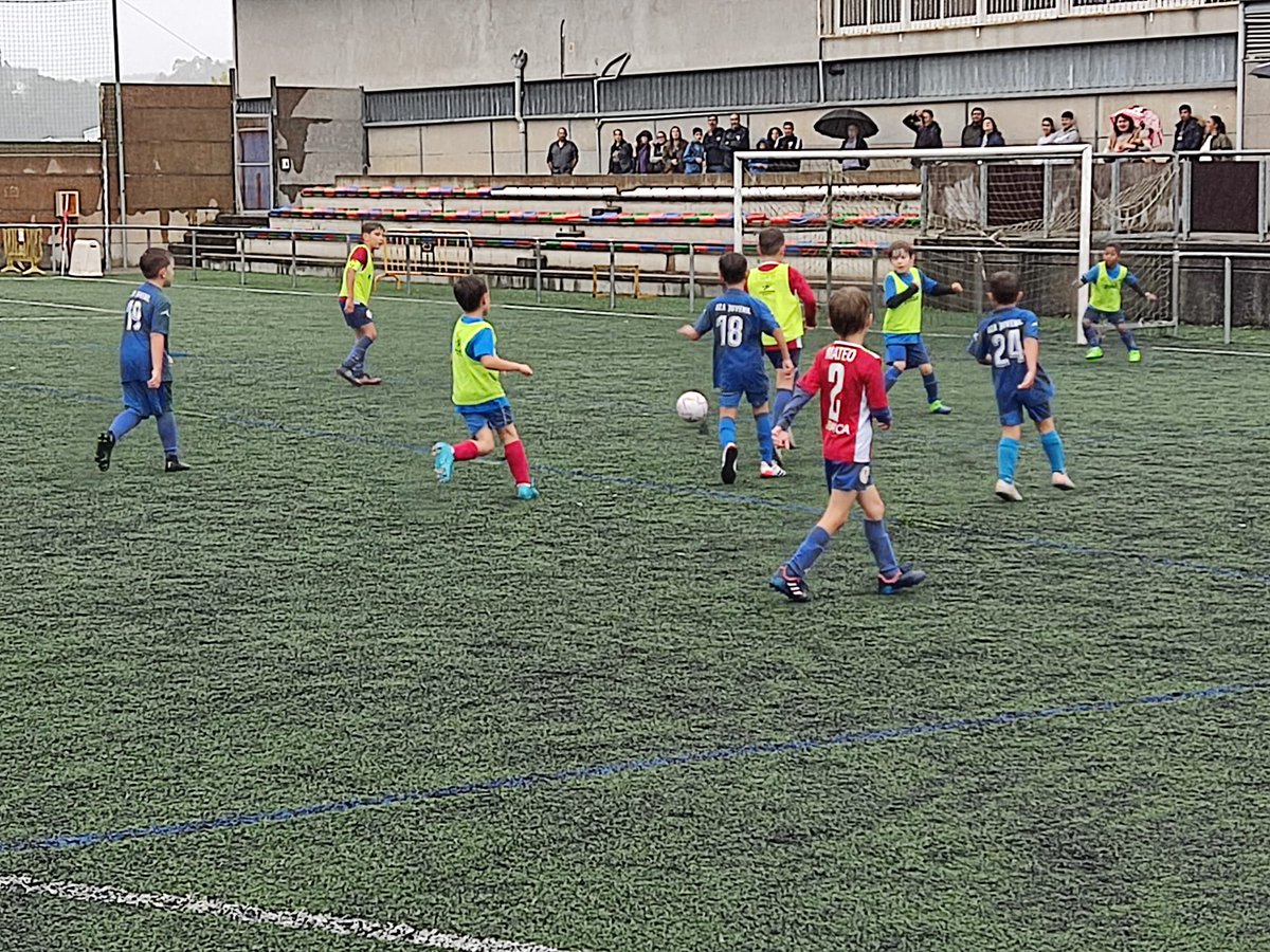 𝗘𝗦𝗖𝗢𝗟𝗔𝗦 𝗟𝗨𝗜𝗦 𝗖𝗔𝗟𝗩𝗢 |

As fotos da fin de semana das nosas Escolas que xogaron amigables co <a href="/ozajuvenilsd/">OZA JUVENIL SD</a> que nin a chuvia impediu que foran do máis entretidos!

❤️💙
#EscolasÉMáisQueFútbol  #DeporteIgualASaúde #CenBergantiños