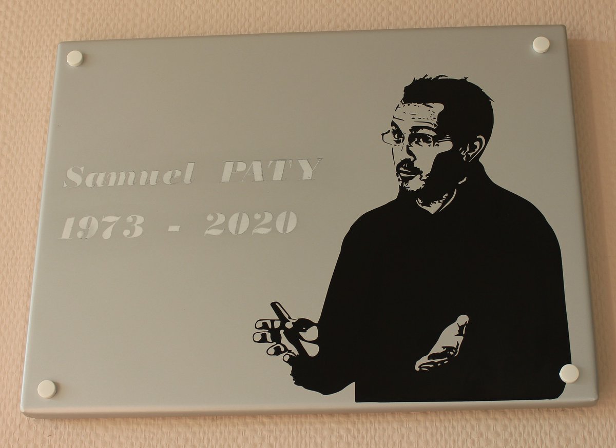 Prefet_82's tweet photo. #SamuelPaty au lycée Bourdelle
Prise de paroles ce soir du proviseur, du DASEN et de préfète. Une plaque réalisée par les élèves de CAP section Carrosserie symbolisant l’homme et l’enseignant orne cette salle afin de ne jamais oublier.
@DSDEN82
@actoulouse
@LyceeBourdelle https://t.co/5ZIJbjWQKZ