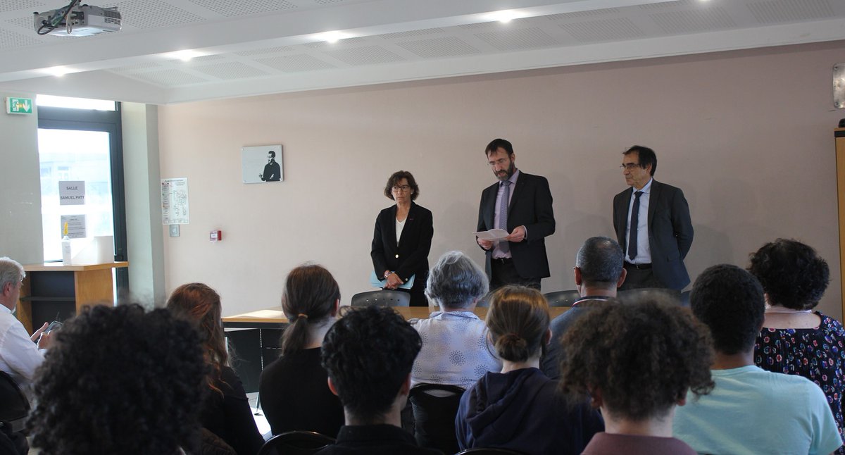 Prefet_82's tweet photo. #SamuelPaty au lycée Bourdelle
Prise de paroles ce soir du proviseur, du DASEN et de préfète. Une plaque réalisée par les élèves de CAP section Carrosserie symbolisant l’homme et l’enseignant orne cette salle afin de ne jamais oublier.
@DSDEN82
@actoulouse
@LyceeBourdelle https://t.co/5ZIJbjWQKZ