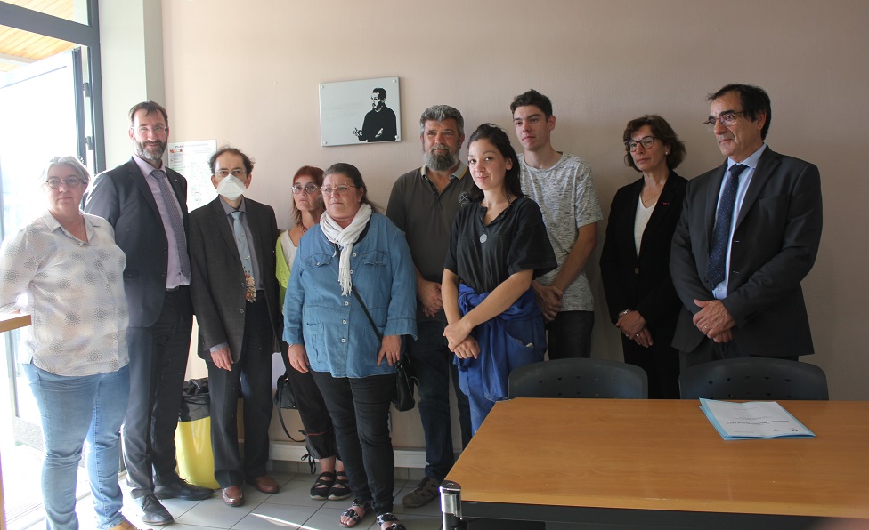 Prefet_82's tweet photo. #SamuelPaty au lycée Bourdelle
Prise de paroles ce soir du proviseur, du DASEN et de préfète. Une plaque réalisée par les élèves de CAP section Carrosserie symbolisant l’homme et l’enseignant orne cette salle afin de ne jamais oublier.
@DSDEN82
@actoulouse
@LyceeBourdelle https://t.co/5ZIJbjWQKZ