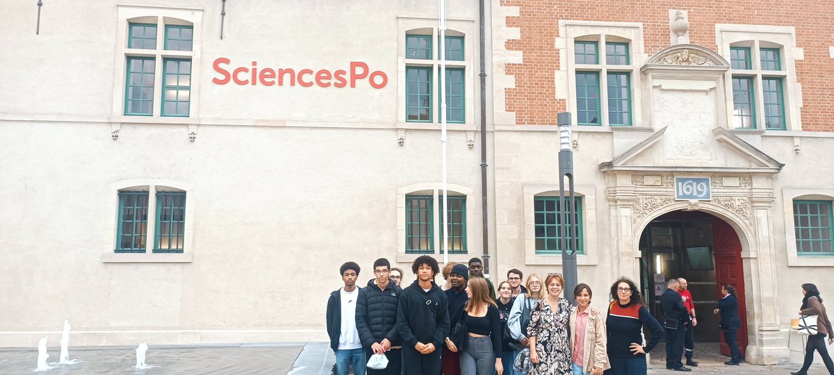 CDISembat's tweet photo. Sortie au campus Sciences Po de Reims avec les élèves de l'atelier Sciences Po... Au programme : rencontre avec nos anciens élèves et visite de la ville et du campus! @LyceesSembat https://t.co/6GRaWTw5Un