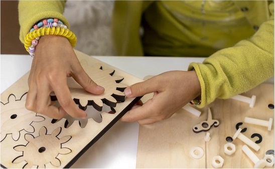 Fabriquer une sonnette pour la porte de sa chambre et en profiter pour apprendre plein de choses sur les différents types d'engrenages! Un #jeudeconstruction en bois #madeinFrance signé <a href="/koakoa_fr/">Koa Koa</a>⁠. Sonnez avant d'entrer : petit ingénieur at work !

sebio.fr/4676-koa-koa
