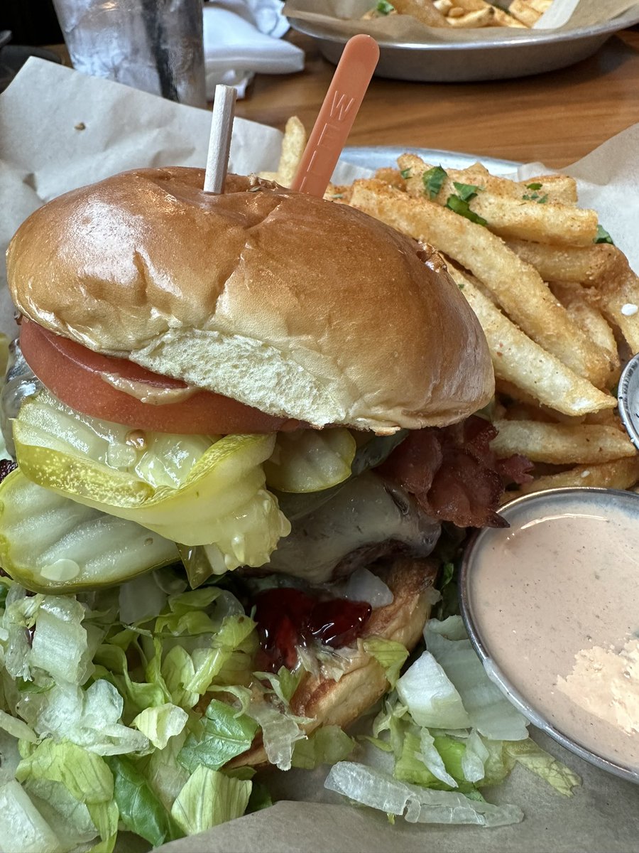 ccstellarsweets's tweet photo. This is not what I expected when I said extra pickles π #SundayCheatDay https://t.co/KjKPrVig6c