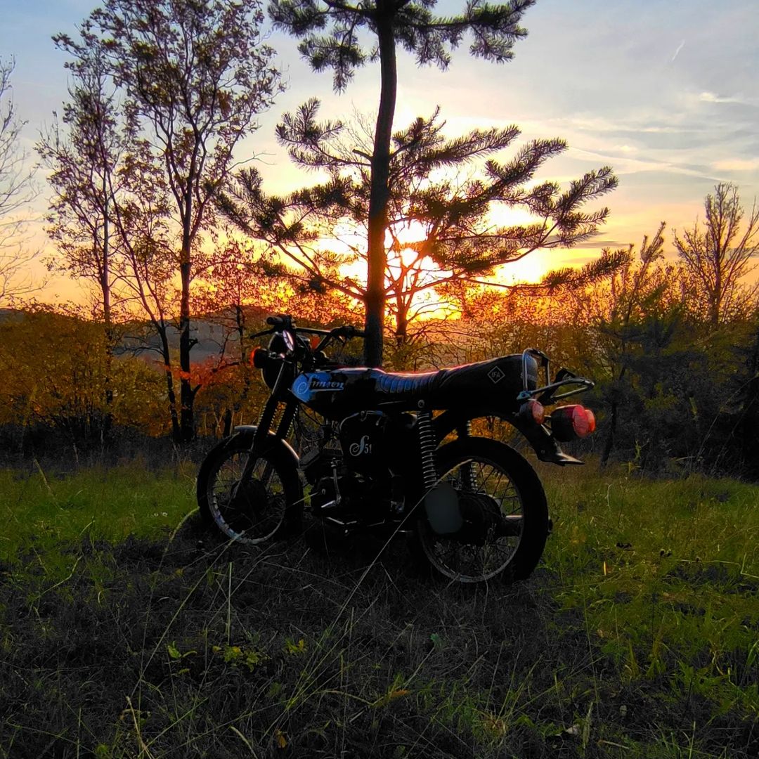 Sumo_Rocco's tweet photo. 🌄 @benix__ #simson #simsonpower #simsonsuhl #s51 #s50 #simsons51 #simsons50 #simsons51enduro #nice #look #viral #mauntain #moped #wild #wow #picture #cool #road #race #offroad #duo #drive #cillen #offroad #bike #enduro #wofi_hd #wofihd #wofi https://t.co/7im9rdmxnM