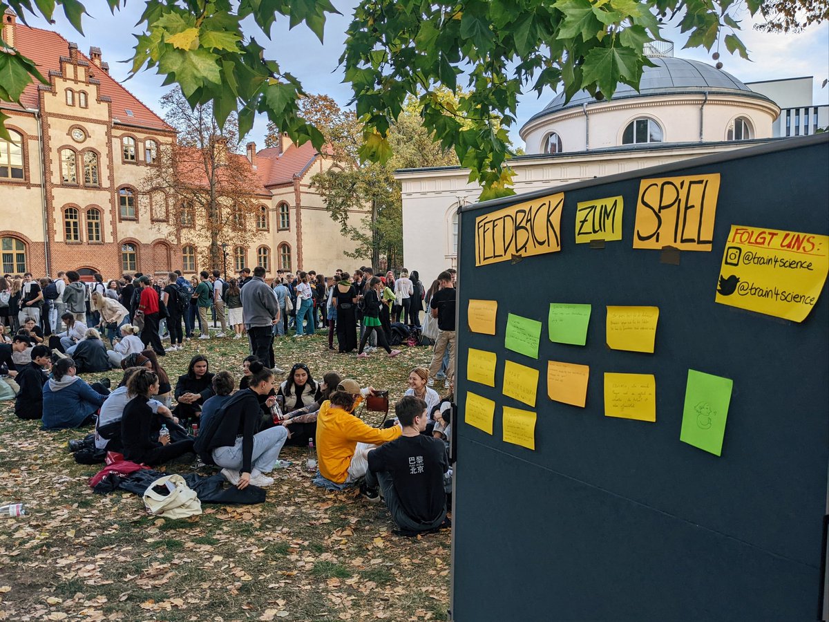 TRAIN4Science (@train4science) on Twitter photo Schön war's mit euch bei der Immatrikulationsfeier der <a href="/HumboldtUni/">Humboldt-Universität zu Berlin</a>! Ihr habt uns verpasst? Mittwoch (9.30-15.00) stehen wir wieder auf dem Campus Nord, Donnerstag (10.30-16.30) in Adlershof. Kommt vorbei, spielt mit und diskutiert zu #Klimawandel und #Klimaschutz. @ktstiftung Schön war's mit euch bei der Immatrikulationsfeier der <a href="/HumboldtUni/">Humboldt-Universität zu Berlin</a>! Ihr habt uns verpasst? Mittwoch (9.30-15.00) stehen wir wieder auf dem Campus Nord, Donnerstag (10.30-16.30) in Adlershof. Kommt vorbei, spielt mit und diskutiert zu #Klimawandel und #Klimaschutz. @ktstiftung