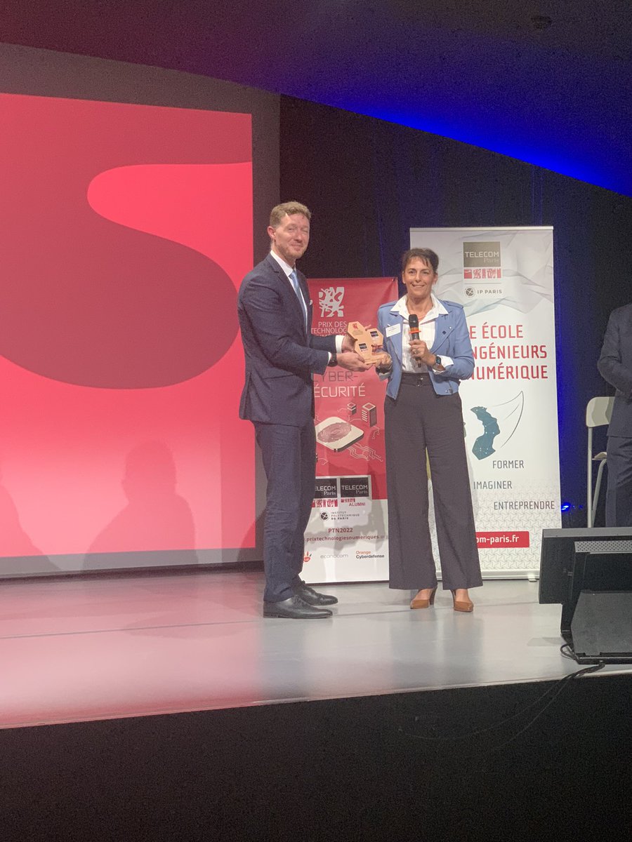 telecomparis's tweet photo. 24eme prix des technologies numériques : remise du prix du manager de l’année par @nicogla à Elena Poincet CEO et fondatrice de Thetris (détection automatique des cyber attaques via sa plateforme XDR ) https://t.co/GsWoRT2E0z