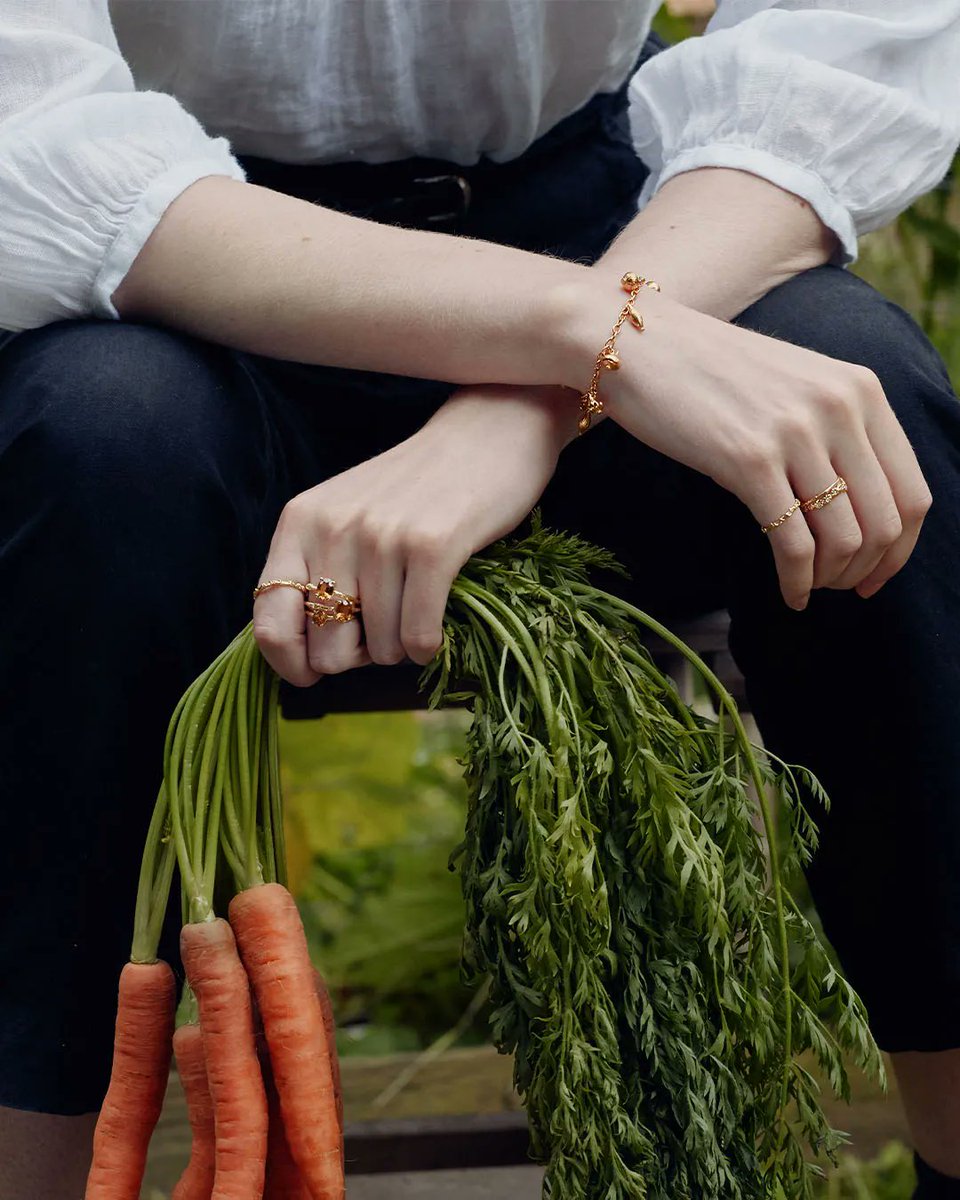 Charming and unique, a contemporary take on the charm bracelet 🧅🧄

Inspired by the American phrase to “know your onions” our playful and tactile onion charm bracelet holds elegance beyond the garden.

Dig out more treasures here: bit.ly/3VrxWXc