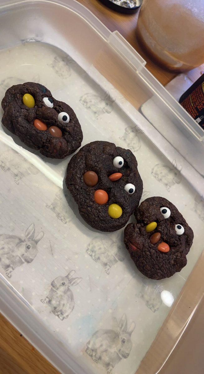 jayne51024925's tweet photo. Georgia has really enjoyed attending cooking club, over the last few weeks she has made cheese scones, pizza, banana cupcakes, some sprinkle biscuits but todays cookie monsters were her favourite 😋 @DeltaHatfieldW @CKantecki https://t.co/PNiHa3LsXP