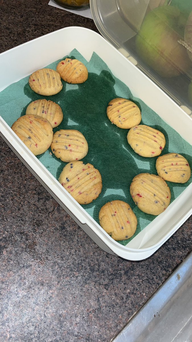 jayne51024925's tweet photo. Georgia has really enjoyed attending cooking club, over the last few weeks she has made cheese scones, pizza, banana cupcakes, some sprinkle biscuits but todays cookie monsters were her favourite 😋 @DeltaHatfieldW @CKantecki https://t.co/PNiHa3LsXP