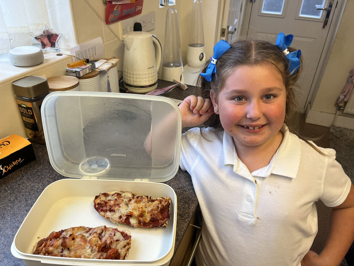 jayne51024925's tweet photo. Georgia has really enjoyed attending cooking club, over the last few weeks she has made cheese scones, pizza, banana cupcakes, some sprinkle biscuits but todays cookie monsters were her favourite 😋 @DeltaHatfieldW @CKantecki https://t.co/PNiHa3LsXP
