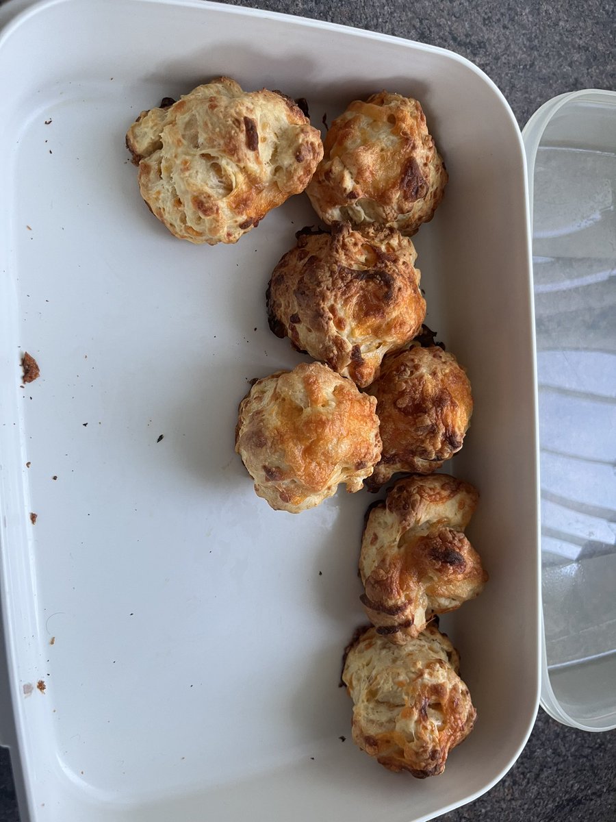 jayne51024925's tweet photo. Georgia has really enjoyed attending cooking club, over the last few weeks she has made cheese scones, pizza, banana cupcakes, some sprinkle biscuits but todays cookie monsters were her favourite 😋 @DeltaHatfieldW @CKantecki https://t.co/PNiHa3LsXP