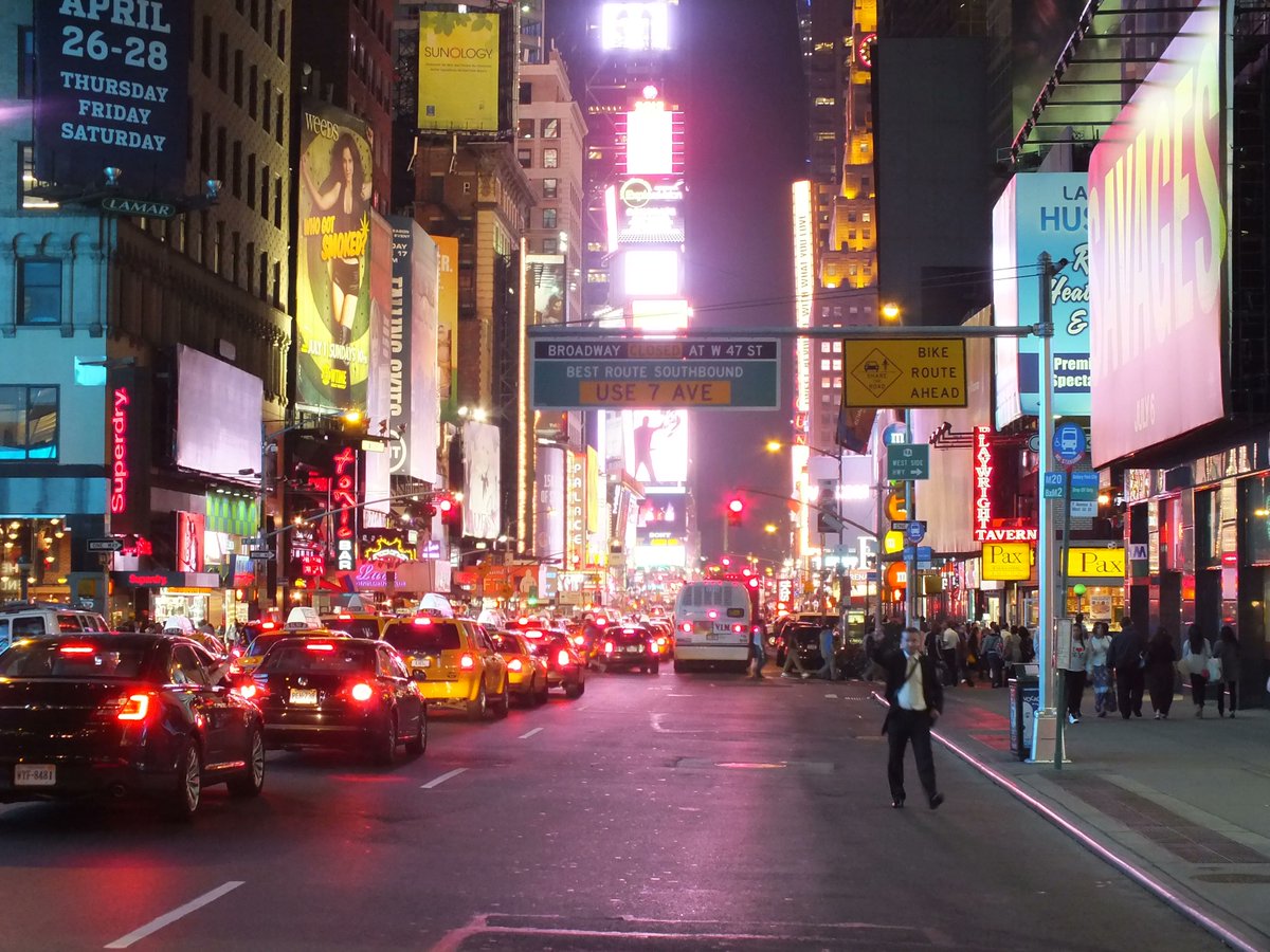 se_we's tweet photo. Lockendes Licht: Times Square in New York City bei Nacht.
#manhattan #Newyorkcity #visitnewyorkcity #lovingnewyork #travelphotography #streetphotography #newyorklife #ilovenewyork #streetsofnyc #skyline #timessquare #timessquarenyc #citylights #cityscape https://t.co/K5WY8zjZ5d