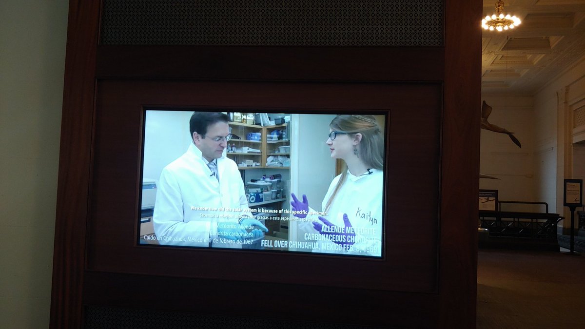 smazbooks's tweet photo. In the Field Museum. Hi, @Ehmee! I wish you were still here, but this made my morning! @hankgreen #TheBrainScoop #TheFieldMuseum #Chicago https://t.co/UC9GVBriDv