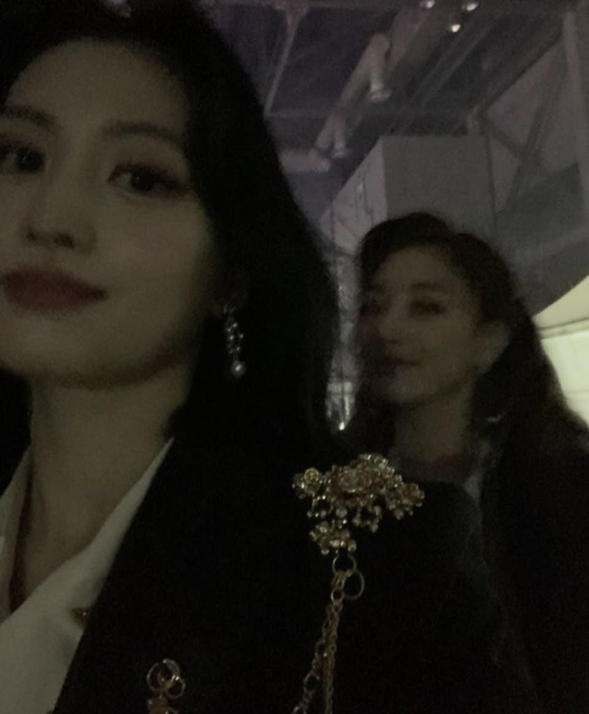 mmselca's tweet photo. always thinking about this momo and jihyo https://t.co/tQQqhk4kF6