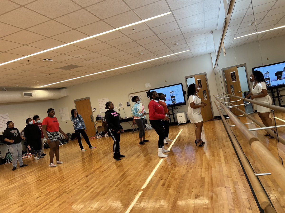 aps_DanceMsH's tweet photo. A huge thanks to @APSITTanika for coming in to teach salsa to my 8th graders. We all had a blast! #apsarts #hispanicheritagemonth2022 https://t.co/bepjzJkL6t