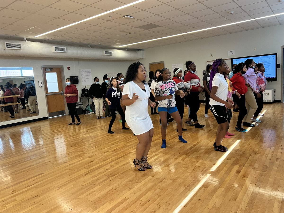 aps_DanceMsH's tweet photo. A huge thanks to @APSITTanika for coming in to teach salsa to my 8th graders. We all had a blast! #apsarts #hispanicheritagemonth2022 https://t.co/bepjzJkL6t