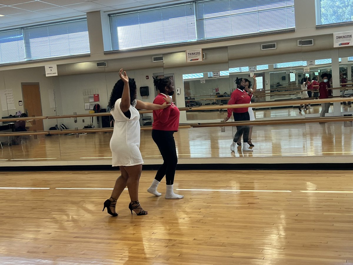 aps_DanceMsH's tweet photo. A huge thanks to @APSITTanika for coming in to teach salsa to my 8th graders. We all had a blast! #apsarts #hispanicheritagemonth2022 https://t.co/bepjzJkL6t
