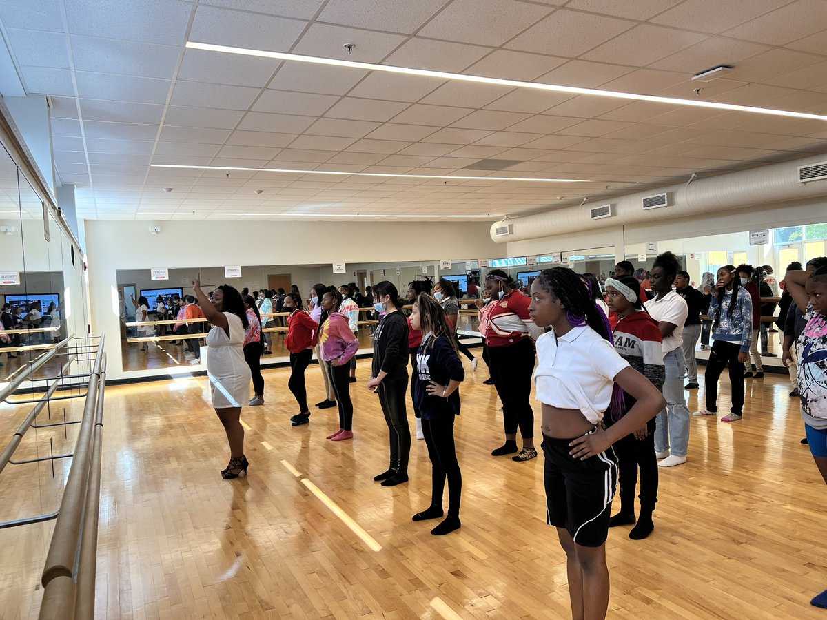 aps_DanceMsH's tweet photo. A huge thanks to @APSITTanika for coming in to teach salsa to my 8th graders. We all had a blast! #apsarts #hispanicheritagemonth2022 https://t.co/bepjzJkL6t