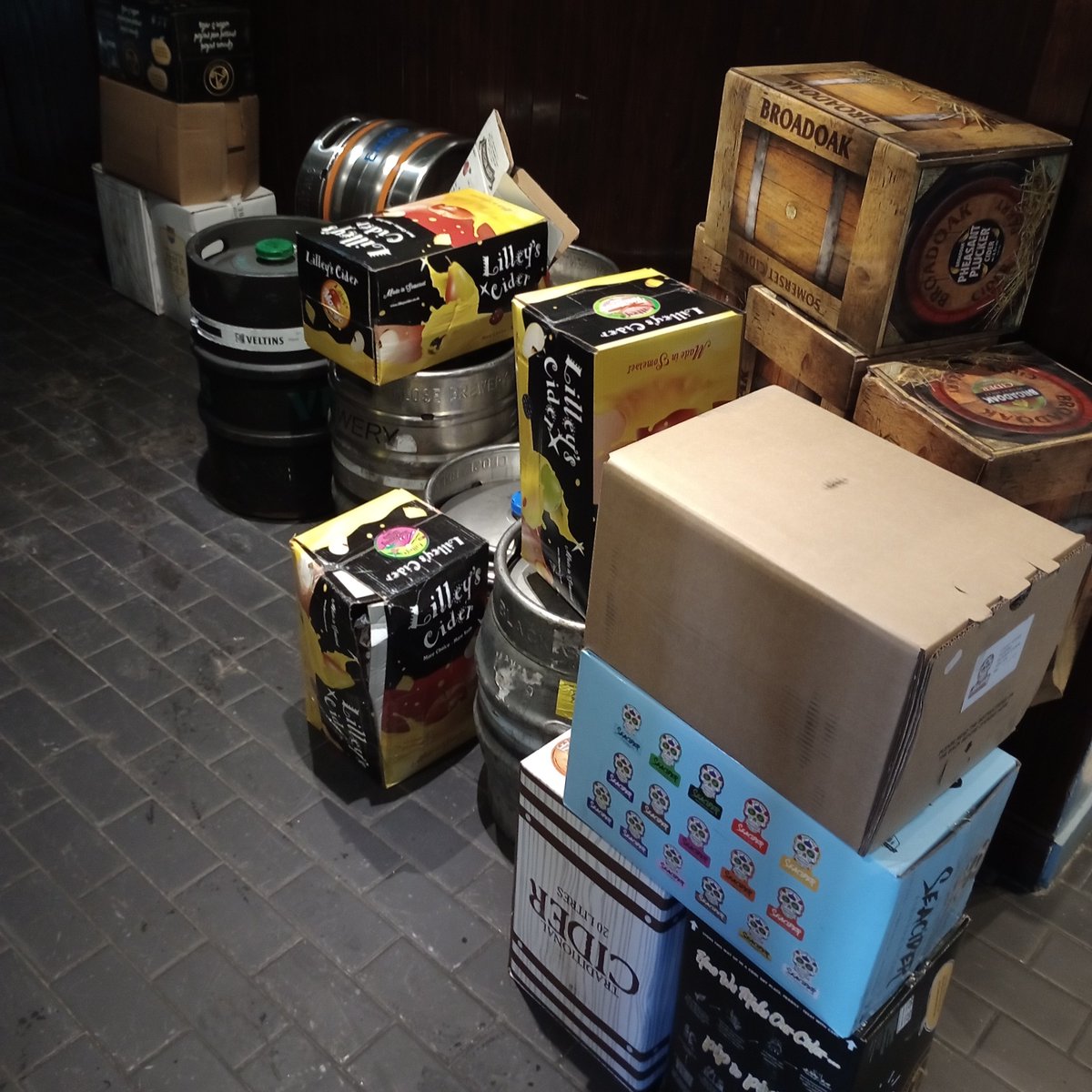 Mrfoleys's tweet photo. Not the prettiest of pictures BUT THE CIDER &amp; PERRY FOR THIS WEEKEND HAS STARTED TO ARRIVE!
There are still some tickets available for the Tasting Event with one of the UK's first qualified Pommeliers too... Link to tickets below https://t.co/nOdUQdzgbE