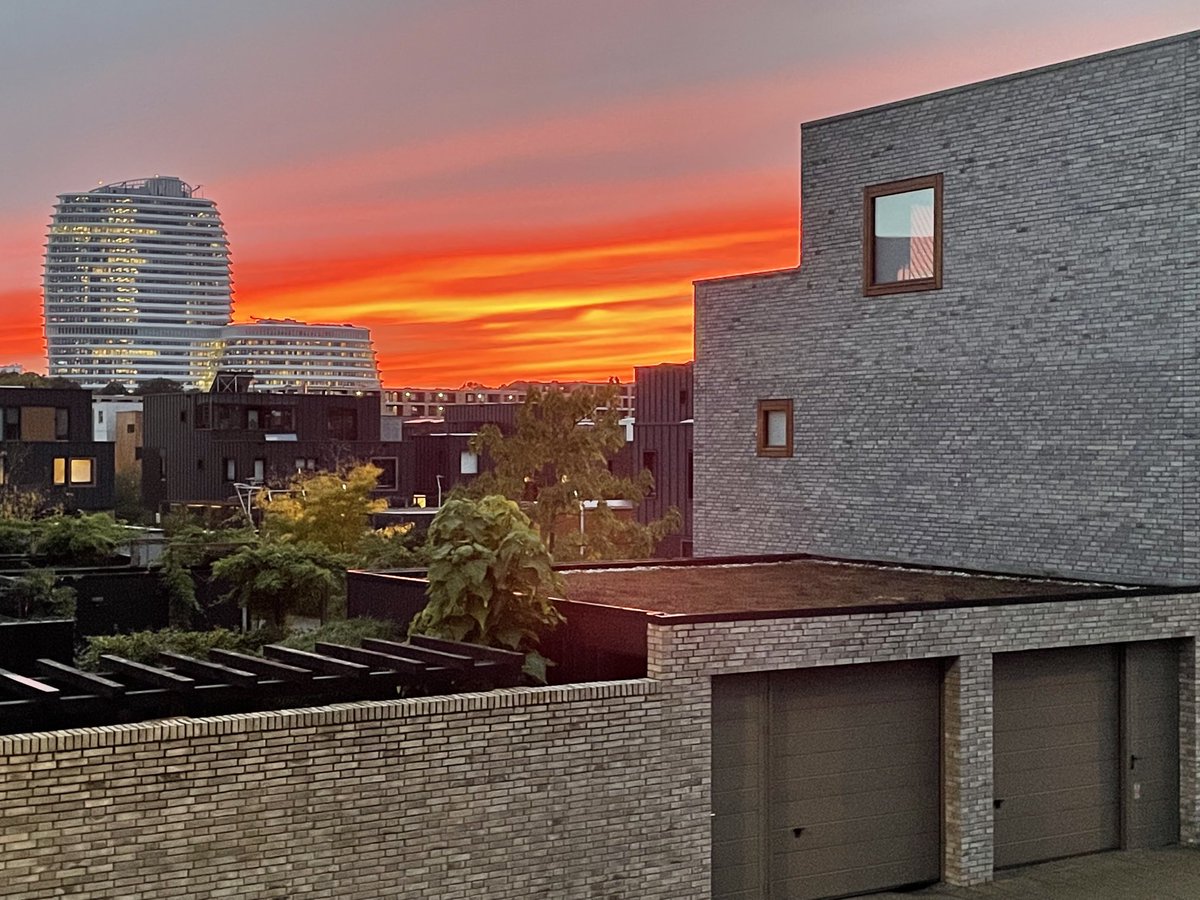 De avondlucht kleurt rood boven Groningen.