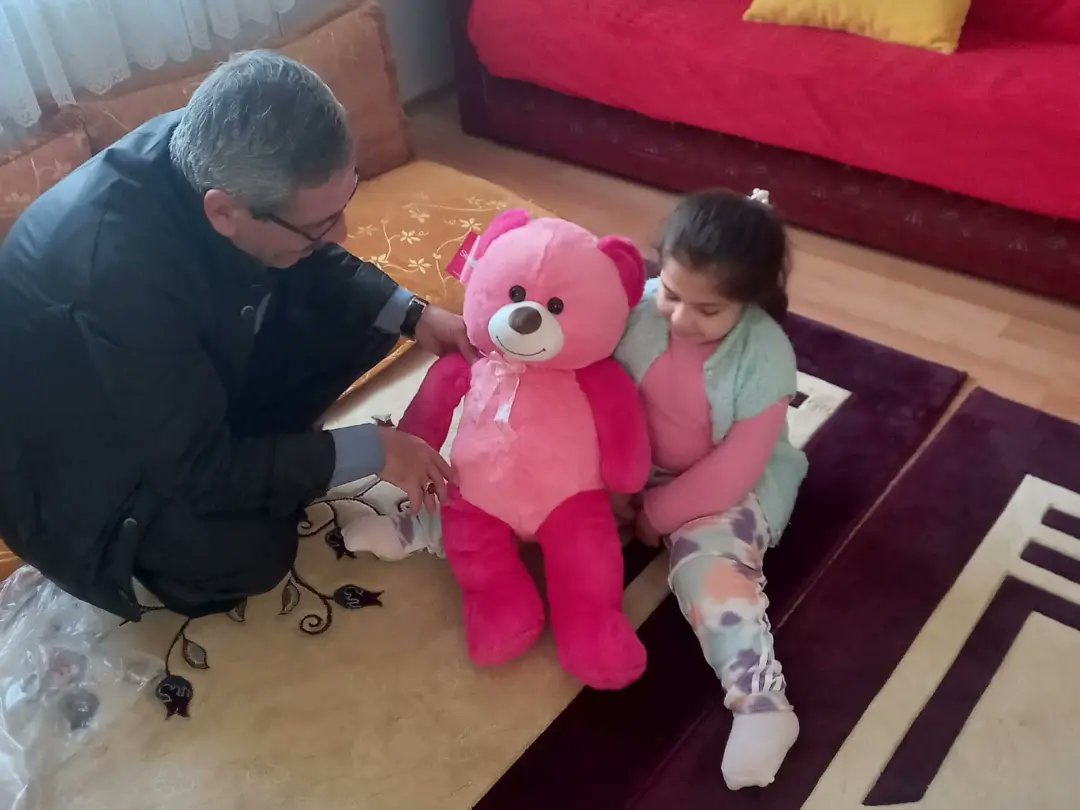 AkPartiGngren's tweet photo. Bir tebessüm için, hizmet aşkı için çalışmalarımıza hız kesmeden devam ediyoruz.

Sosyal Politikalar başkanımız ve Yönetim Kurulu üyelerimiz ile Filiz kardeşimizi ziyaret ettik.

Gönül gönüle #YüzYüze100Gün

@osmannnurika
@SayimMadak
@dvrnyalcinkaya https://t.co/xpouNt9EiA