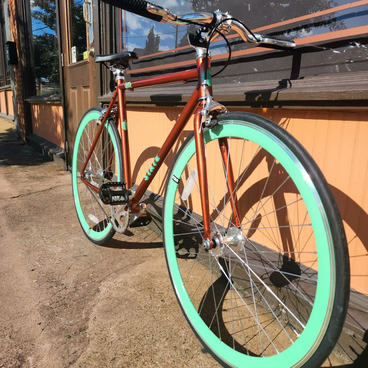 centFlatsNTaps's tweet photo. ●TUESDAY, OCTOBER 25th●
WISEACRE Brewing will be at CFT hosting a #raffle to benefit Ijams Nature Center!
Drink select Wiseacre beers up until October 25th to receive raffle tickets and be entered to win a customized street bike plus prizes from Ijams &amp; RiverSport Outfitters! https://t.co/BnYPAjbAST