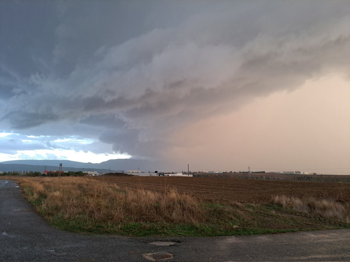 Noainmeteo's tweet photo. Desaparece #Alaiz😅😅😅 https://t.co/M8v8wTMRj2