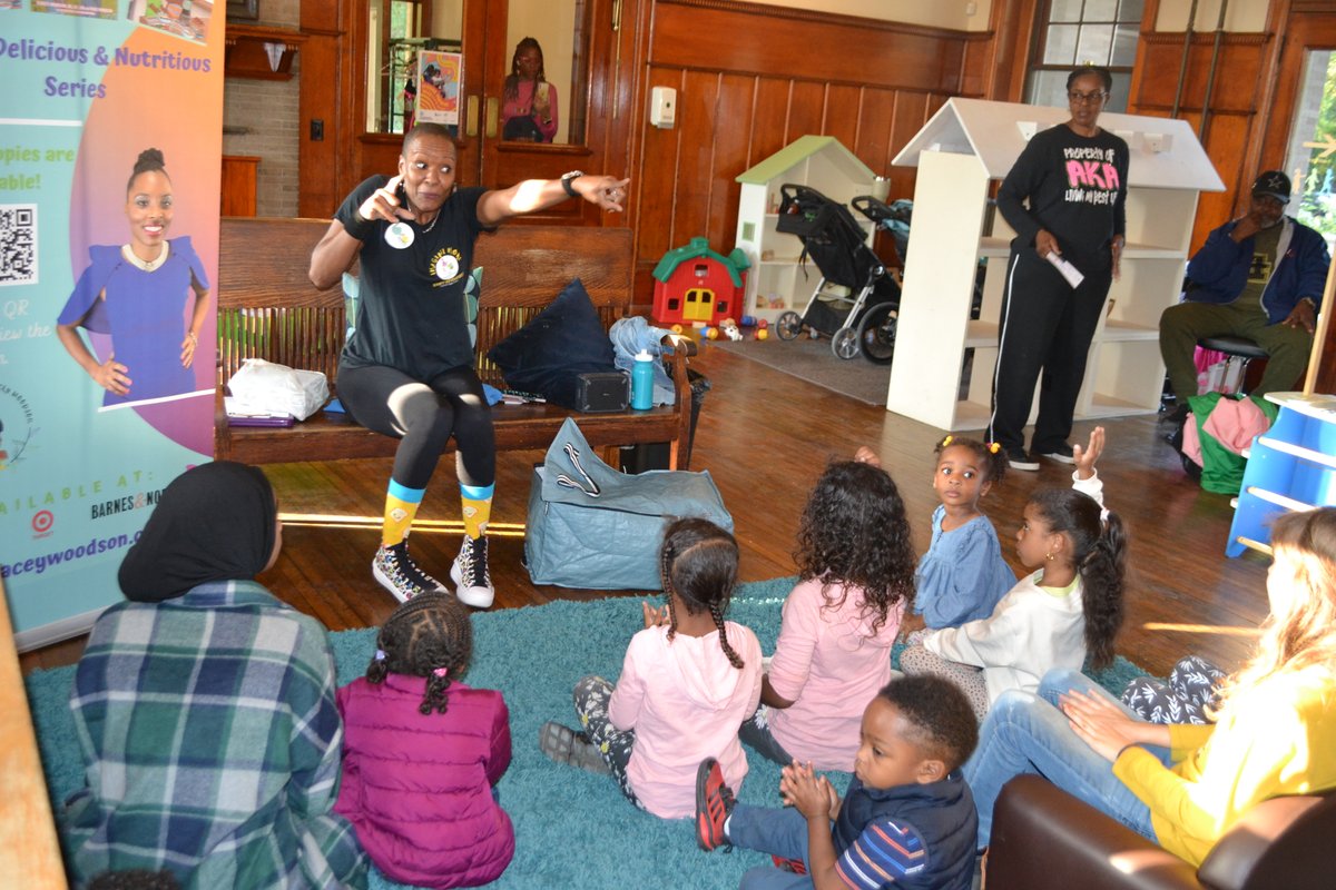 SmithPlayground's tweet photo. “Storytelling Magic at Smith” was truly magical! Stacey Woodson led ab engaging read aloud of “The Princess of Picking Eating Tries New Food” followed by arts and food-inspired play time with @ThembiPalmer! Shout out to @Readby4th @FreeLibrary for an amazing #ReadingPromiseWeek https://t.co/fIwJdq8kBm