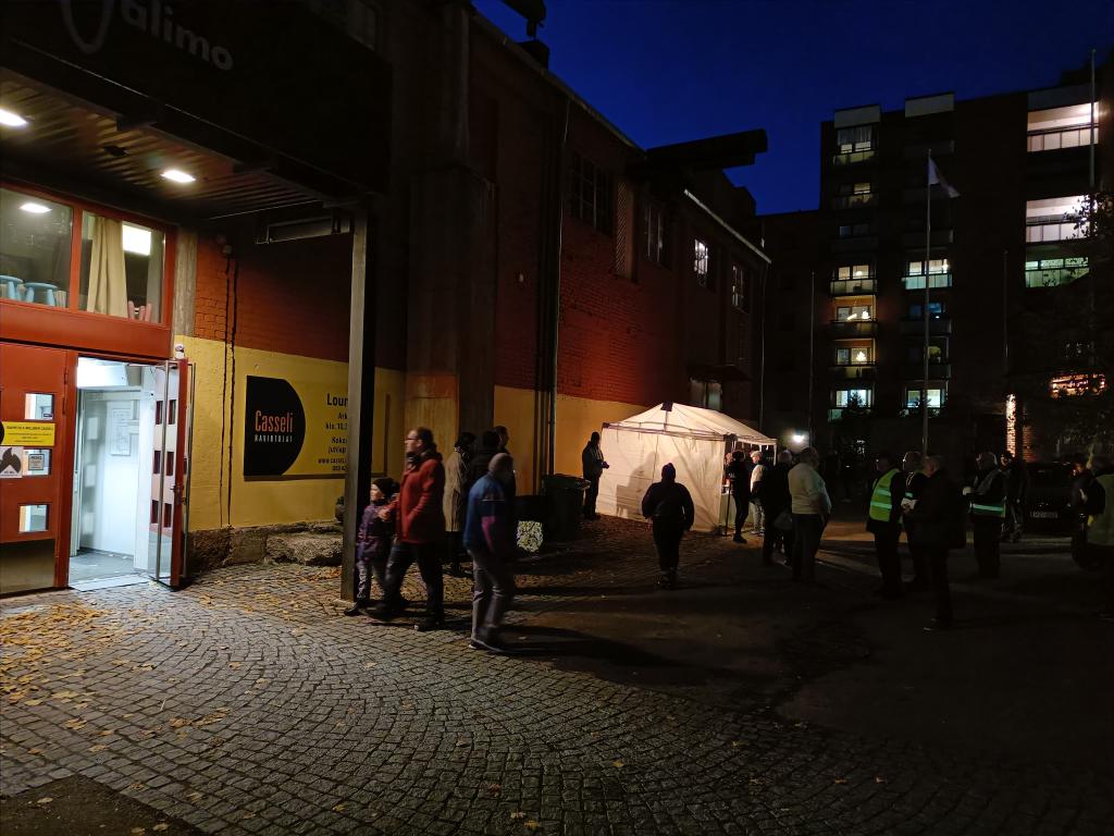 oh3we's tweet photo. Asunnottomien yö #lahes
Vesijärvenkadulla #valimo
Soppaa ja makkaraa ja ilahduttavan paljon kolmannen sektorin toimijoita esillä ja auttamassa tarvitsijoita. https://t.co/8UG06EhgzD