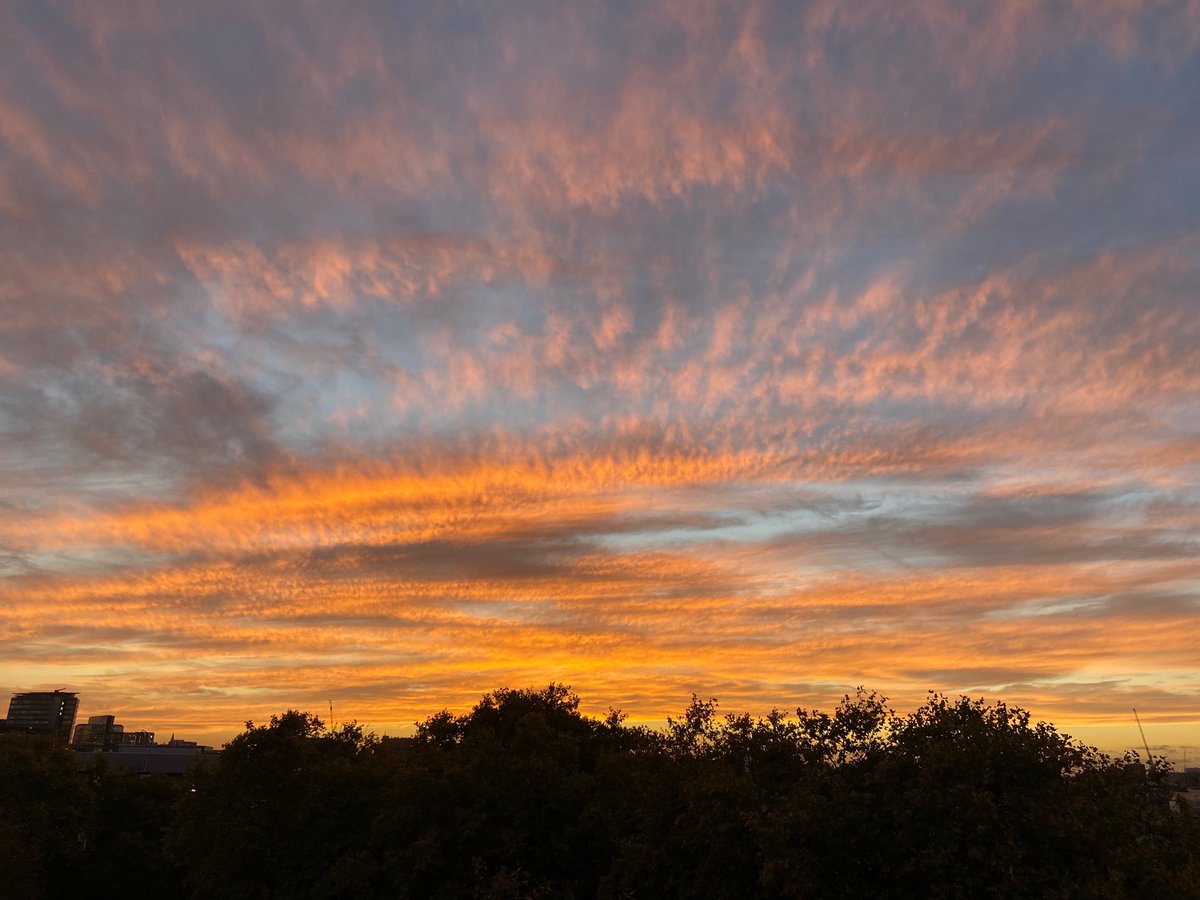 mr3pots's tweet photo. As the sun sets for some, it rises for others #sunsets https://t.co/KKzTYwNZRQ