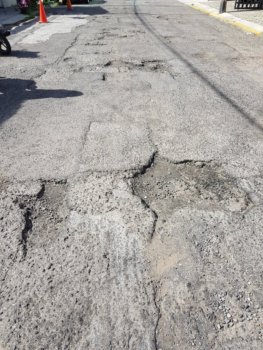 ColonosElVergel's tweet photo. .@InfraPue por favor se les solicita de la manera más atenta que puedan tapar a la brevedad los baches que hay en la Colonia El Vergel, específicamente como los del tramo de la Privada 29 C Sur que desemboca al Circuito Juan Pablo II. Que están a punto de volverse zanjas. Gracias https://t.co/OWXWOxuDg5
