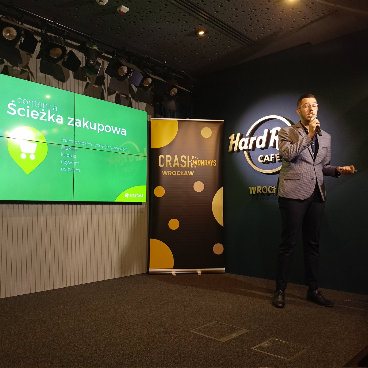 #wroclaw

Content marketing pojawia się na każdym etapie ścieżki zakupowej. 
Łukasz Wiatr z agencji Artefakt zadebiutował właśnie na CRASHowej scenie! 

#Contentcreater