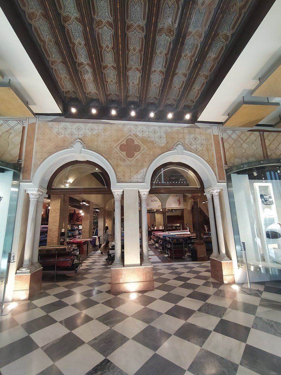 Categoría de comercio sevillano. Merecería un trato preferencial del Ayuntamiento y de la Junta o ponemos una hamburguesería?