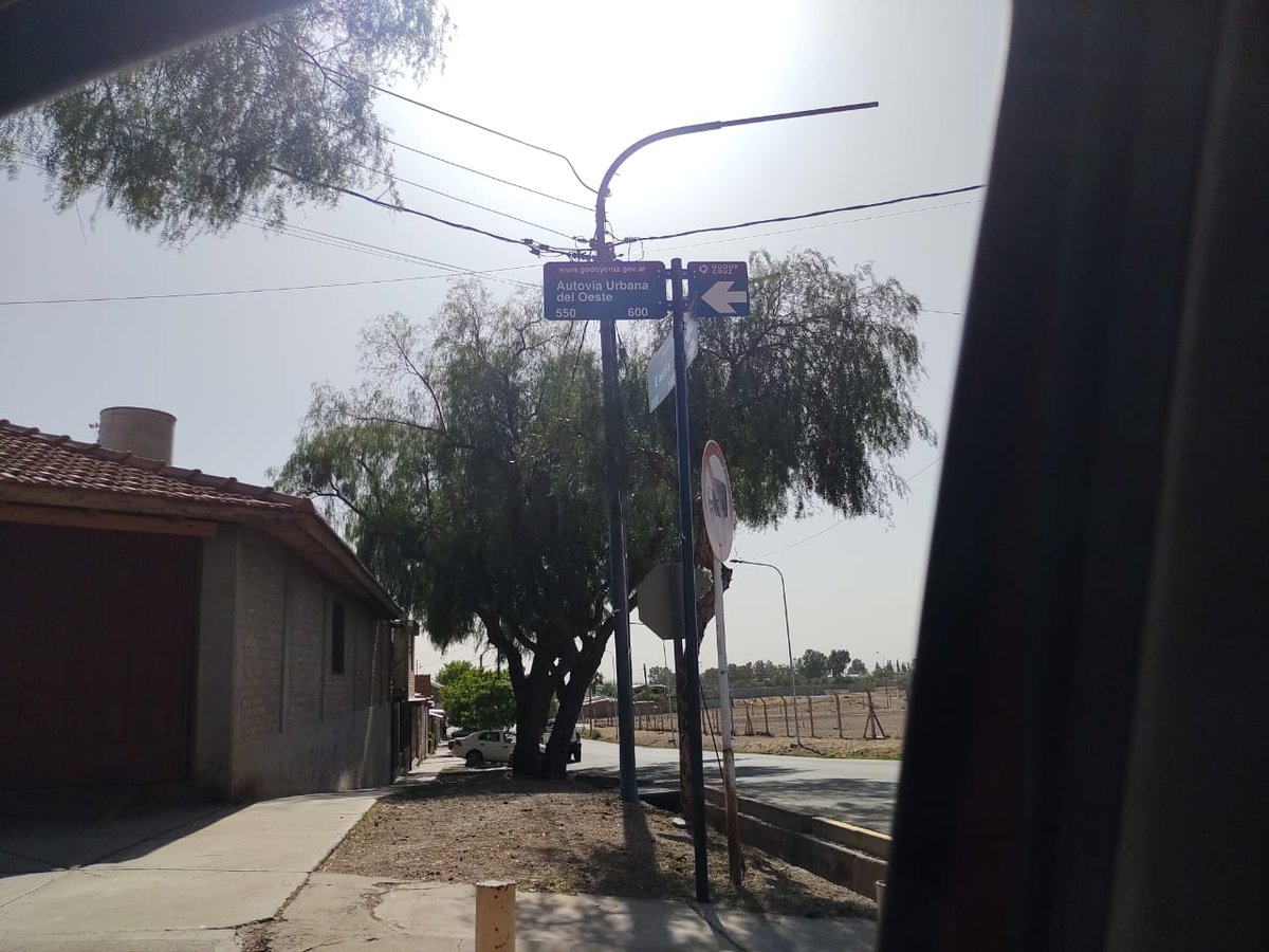 EmilioACaram's tweet photo. @MuniGodoyCruz explique xq ha puesto cartel de "autovía Urbana del Oeste" a la avenida Pte. Perón? La misma que @diegocostarelli quiere cambiar por Marcelo Cantero, la verdad que son impresentables, uds también se han autodenominado "abanderados del republicanismo"....no se nota. https://t.co/woSHUurp5t
