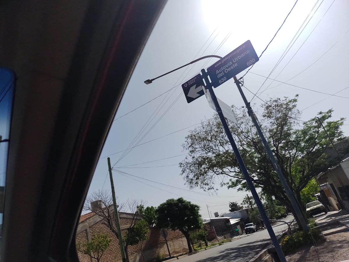 EmilioACaram's tweet photo. @MuniGodoyCruz explique xq ha puesto cartel de "autovía Urbana del Oeste" a la avenida Pte. Perón? La misma que @diegocostarelli quiere cambiar por Marcelo Cantero, la verdad que son impresentables, uds también se han autodenominado "abanderados del republicanismo"....no se nota. https://t.co/woSHUurp5t