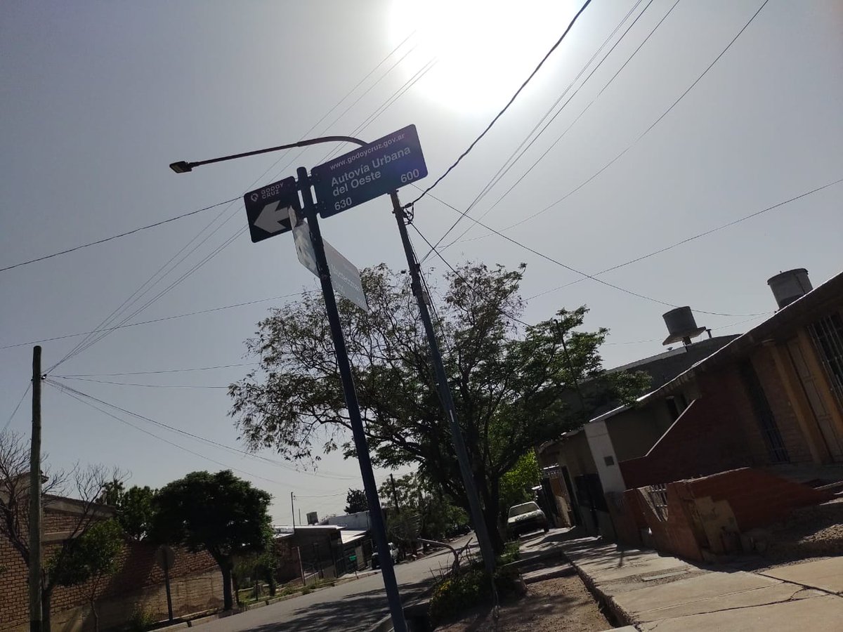 EmilioACaram's tweet photo. @MuniGodoyCruz explique xq ha puesto cartel de "autovía Urbana del Oeste" a la avenida Pte. Perón? La misma que @diegocostarelli quiere cambiar por Marcelo Cantero, la verdad que son impresentables, uds también se han autodenominado "abanderados del republicanismo"....no se nota. https://t.co/woSHUurp5t