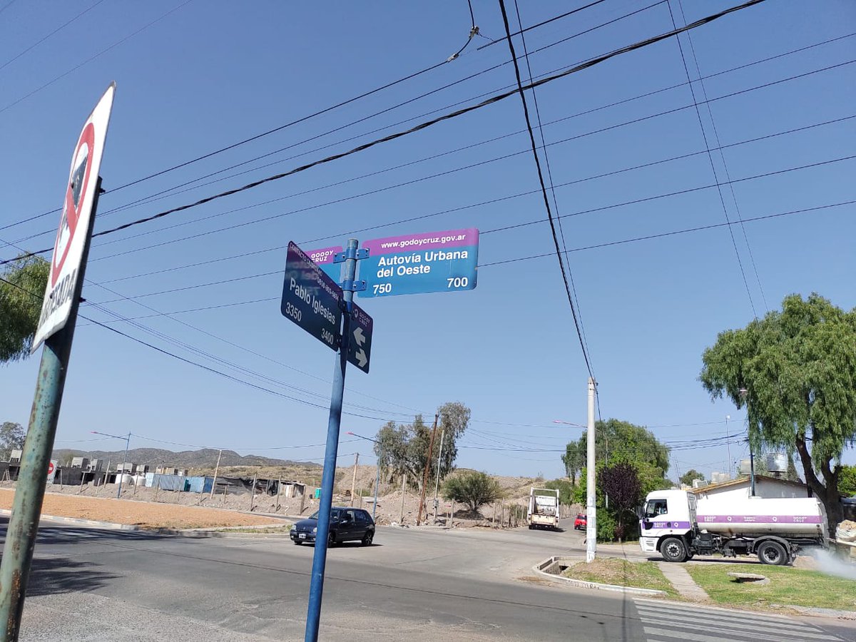EmilioACaram's tweet photo. @MuniGodoyCruz explique xq ha puesto cartel de "autovía Urbana del Oeste" a la avenida Pte. Perón? La misma que @diegocostarelli quiere cambiar por Marcelo Cantero, la verdad que son impresentables, uds también se han autodenominado "abanderados del republicanismo"....no se nota. https://t.co/woSHUurp5t