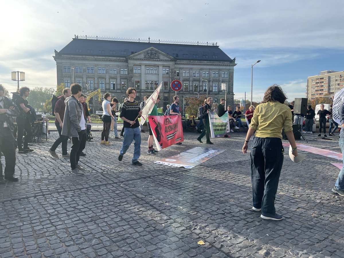 JungeGEWSachsen's tweet photo. Auf die Straße für ein besseres Hochschulgesetz - hieß es heute auch in #Dresden. Vor der Staatskanzlei wurde ein besseres #Hochschulgesetz für #Sachsen vom Bündnis "Revolution Studium"gefordert: https://t.co/GT8D5VtlzF #revolutionstudium @KSS_SN, @StuRaTUD, @sturahtwdresden #GEW https://t.co/Ak1Gm9w0wf