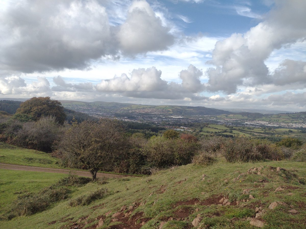 SprigofHeather's tweet photo. The beautiful mountains north of Cardiff. Les belles montagnes au nord de Cardiff. La belaj montoj norde de Kardifo. #TranslatorWalking #TraductriceSePromène #TradukistoVagadas https://t.co/C5xBtRtcDs