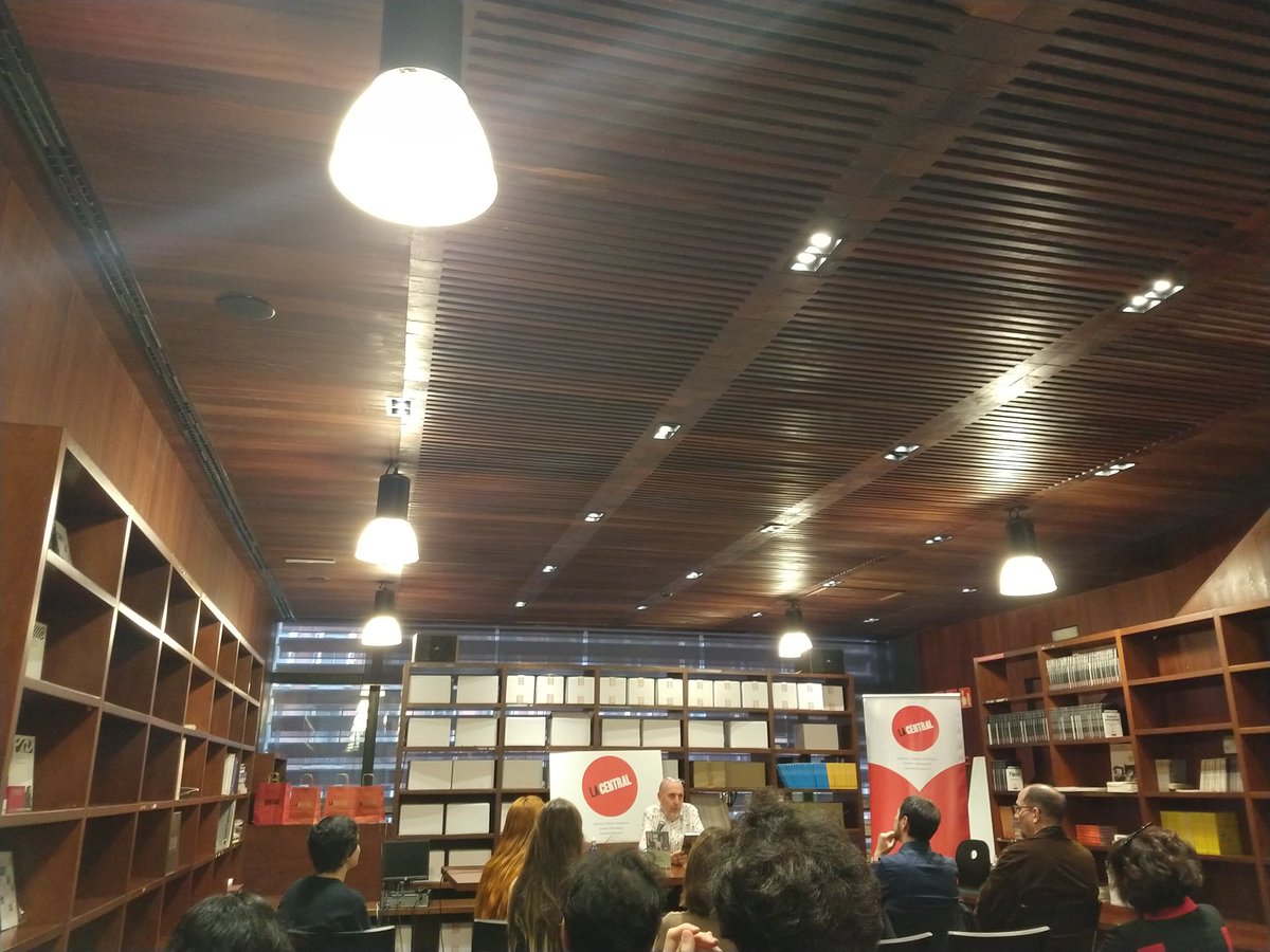 pancartera's tweet photo. Presentación de #VolverAlPadre de @abelazcona en el Reina Sofía, @LaCentralenMad con Fernando Castro Flórez. https://t.co/rPtGZ7z8iJ