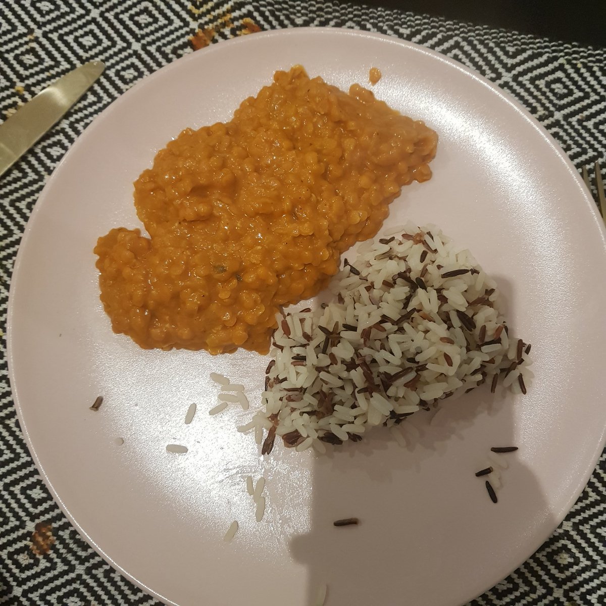 nadine_machon's tweet photo. dahl de lentille corail ce soir ambiance creole avec mon ami boubacar (ami noir) https://t.co/LxaS96LGGy
