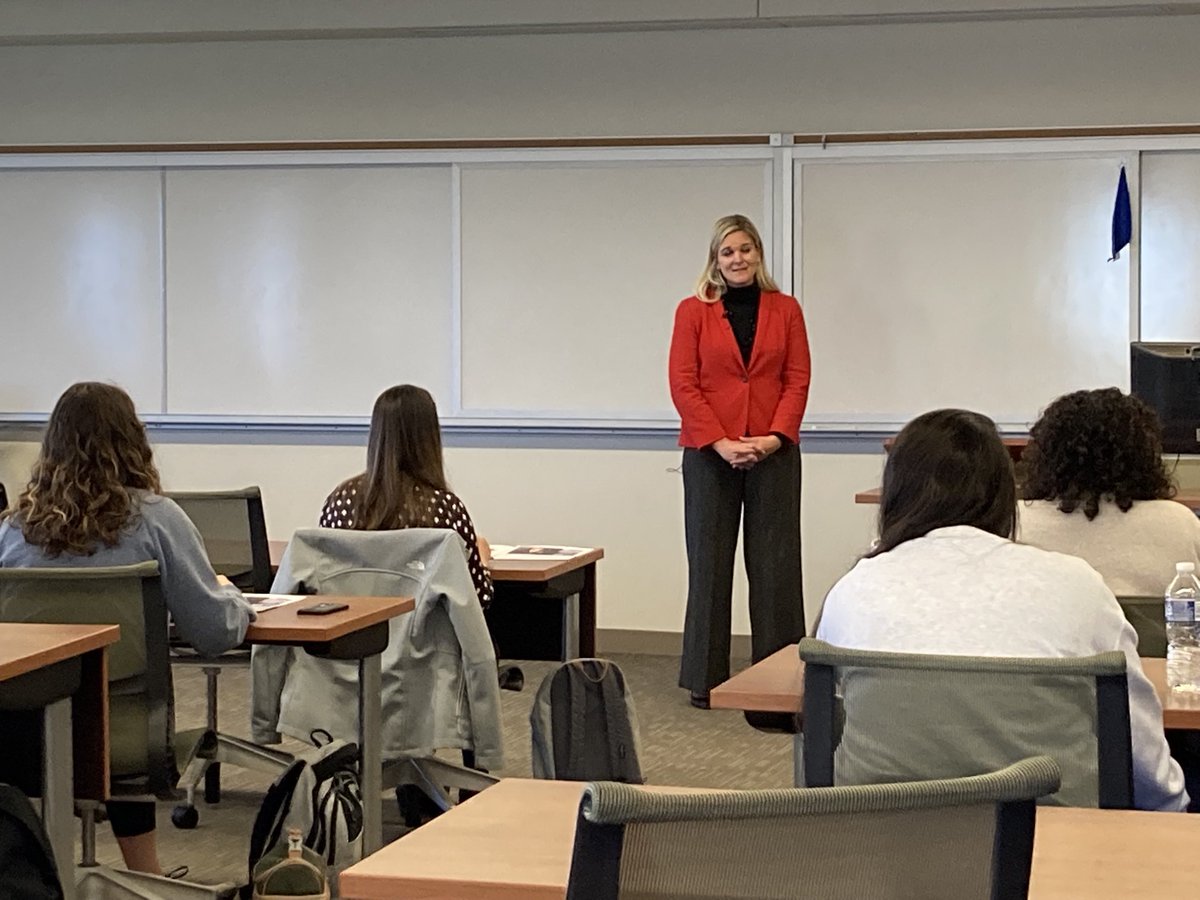 mcinnismp's tweet photo. Sarah Mullen talks to @SLULAW students about @LewisRice and the firm’s diversity efforts and scholarship opportunities. #slulaw #LewisRice #equity #inclusion https://t.co/EsTDfsWTks