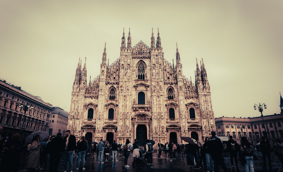 Duomo di Milano #Milan #Italy #Cathedral #Duomo #Architecture #streetphotography