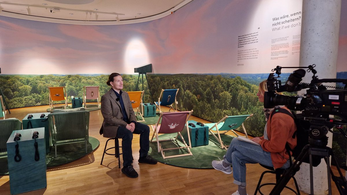 Jetzt einschalten: Reporterin Mareike Loichinger von alle wetter! war bei uns in der Ausstellung Klima_X und hat sich mit Co-Kurator Timo Gertler die Ausstellung angeschaut. Hier im Raum: Anruf in die Zukunft oder auch "Was wäre, wenn wir nicht scheitern?" #klima_x <a href="/hrPresse/">hrpresse</a>