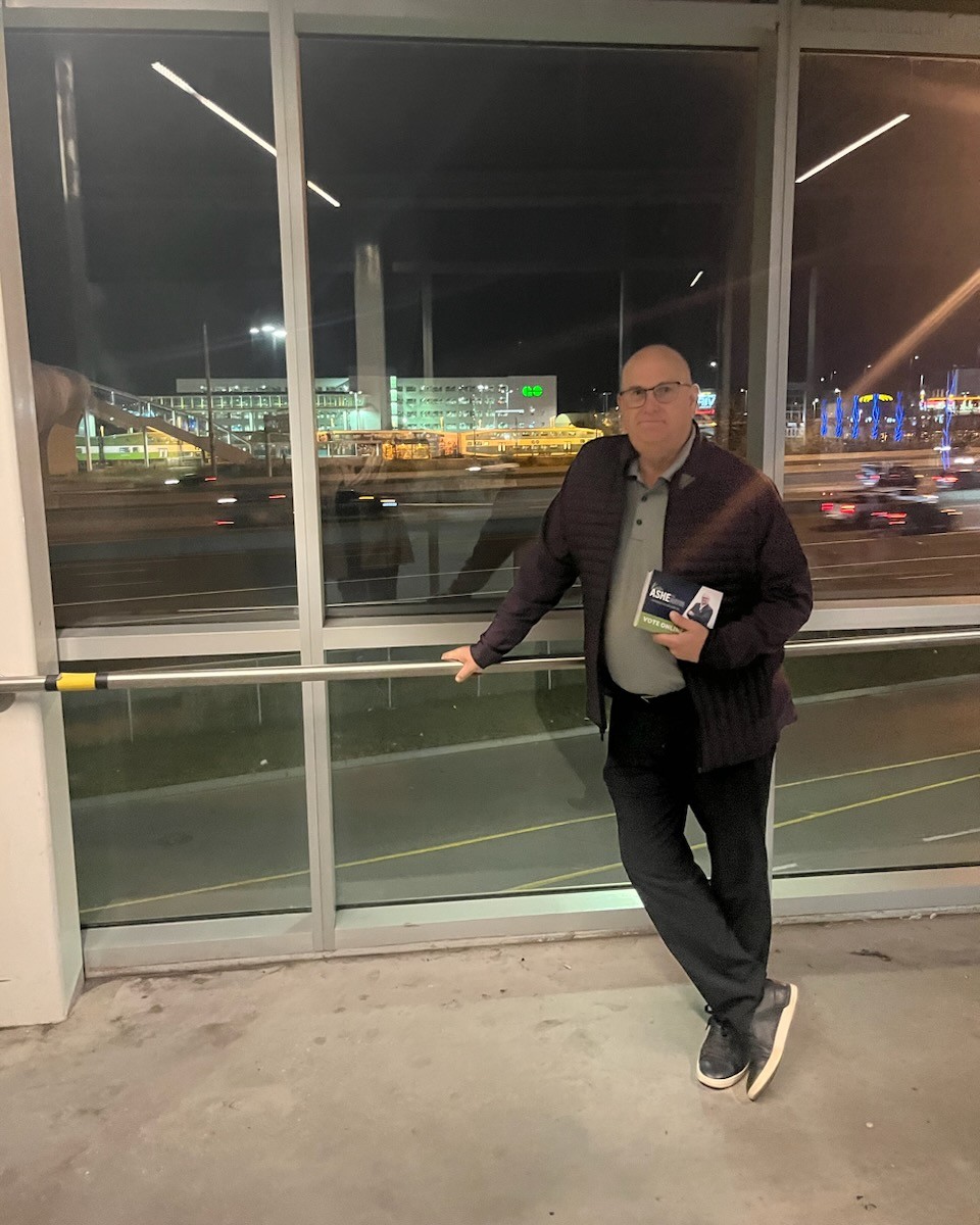 KevinAshe4Mayor's tweet photo. Meeting commuters at the Pickering Go Train this morning 🚅

Happy to see so many people coming into Pickering to work and hope to see many more in the future. I want to be your jobs Mayor and have people living and working in our great city!  #VoteKevinAshe https://t.co/zGRFJUr40i