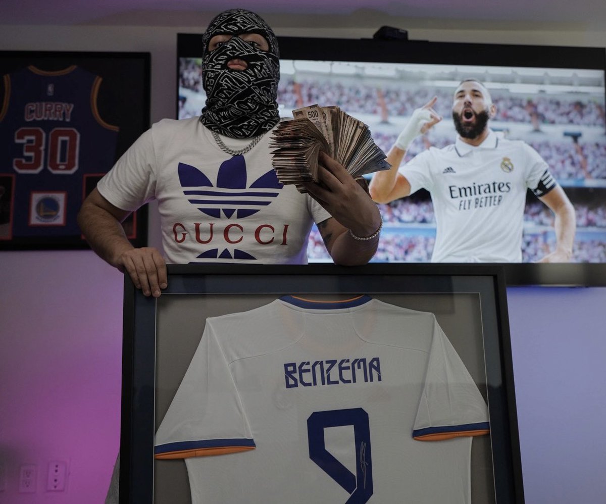 Para celebrar que Benzema ganó el balón de oro voy a regalar $10,000 y una jersey firmada por el francés entre las personas que le den RT a este twit. 

El único requisito para participar es seguirme. 

Comenta el hashtag #luckymasked para tener más posibilidades de ganar.