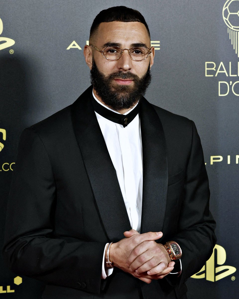 GQBrasil's tweet photo. MELHOR DO MUNDO! ⚽ @Benzema é o vencedor da Bola de Ouro dessa temporada, além de campeão dos acessórios de luxo. Na cerimônia, o francês se inspirou em look clássico de Tupac, aliando óculos de ouro e relógio Richard Mille. #BallonDor 

→ https://t.co/DQSRkeyLdN

📸:Divulgação https://t.co/3iKnunwaNl