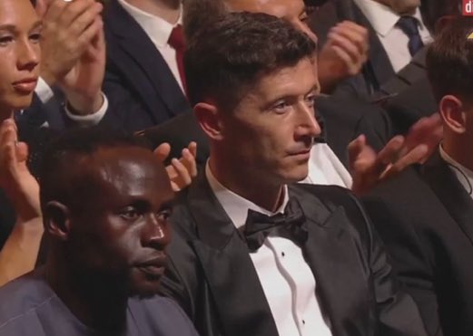 NonowayUn's tweet photo. La tête de Lewandowski devant Benzema ptdrrr #BallonDor https://t.co/i05HQR0LAp
